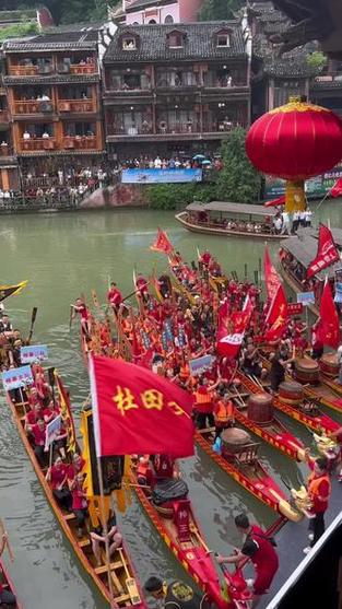 2025新澳门正版免费正题全部视频资讯和凤凰古城百人抢鸭子与凤凰古城百人抢鸭子是真的吗